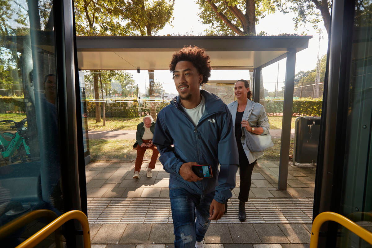 Reiziger stapt in de bus